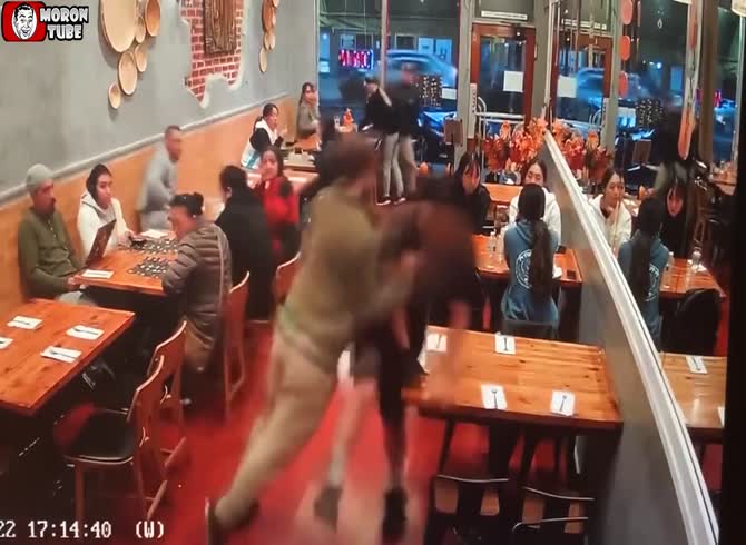 Video :When a restaurant staff refuses to give people free meals, they are battered